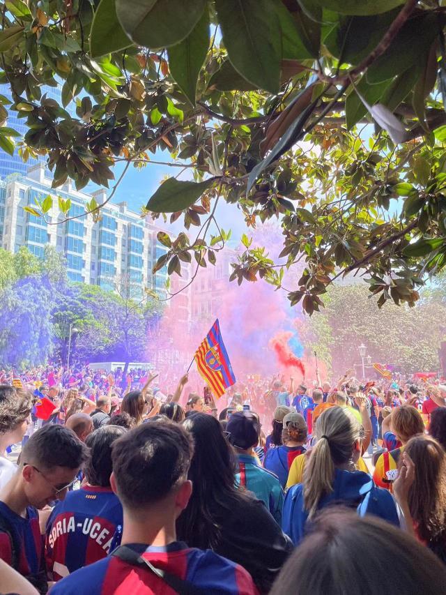 九游娱乐中心-【现场】圣马梅斯成红蓝海洋，巴萨女足开创全新时代